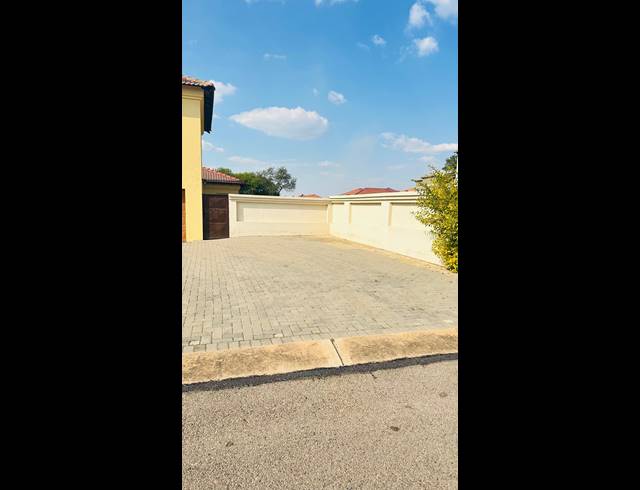 3 BEDROOM FREEHOLD FOR SALE IN THERESAPARK